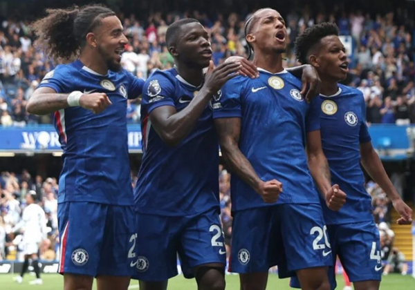 Con Caicedo como titular, Chelsea derrota 2-0 al Fulham y lidera temporalmente la Premier League