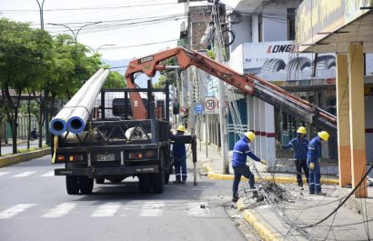 choque-de-furgoneta-deja-un-poste-caido-y-otro-colgando-en-portoviejo