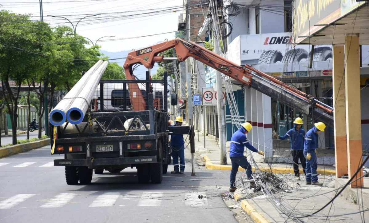 choque-de-furgoneta-deja-un-poste-caido-y-otro-colgando-en-portoviejo