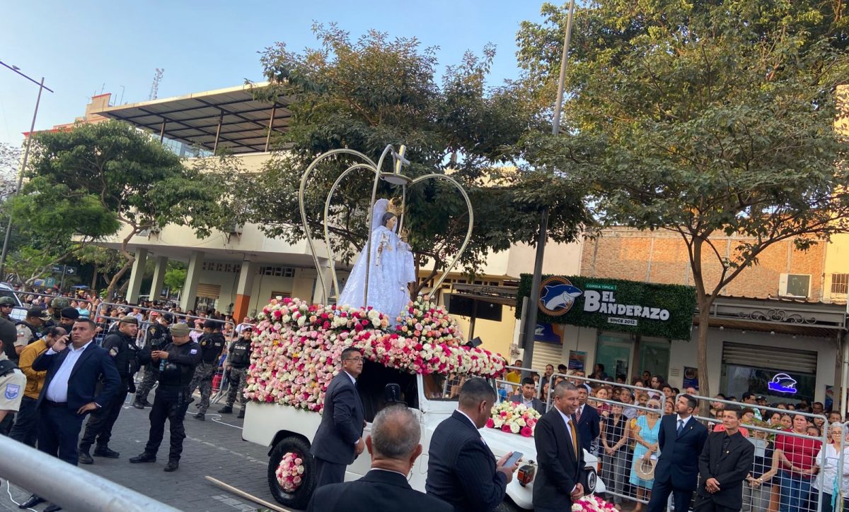 cientos-de-personas-participan-de-la-procesion-y-de-la-misa-solemne-en-honor-a-la-virgen-de-la-merced-en-portoviejo-capital-de-los-manabitas