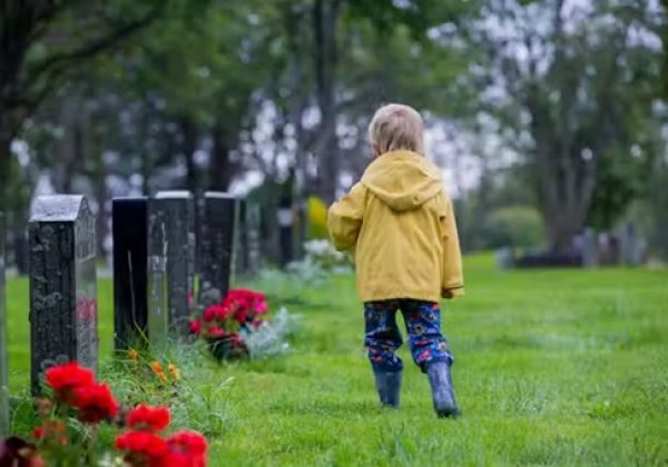 La difícil tarea de comunicar la muerte a un niño: Guía para abordar el tema con sensibilidad