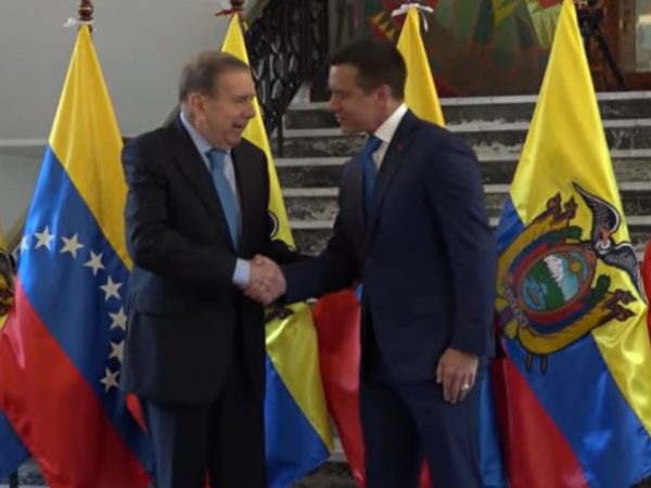 con-alfombra-roja-honores-militares-y-ante-la-presencia-de-decenas-de-funcionarios-de-gobierno-se-recibio-a-edmungo-gonzalez