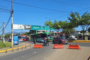 La avenida Urbina se encuentra cerrada desde el redondel de La Producción. Personal de la Policía Nacional y agentes de Portovial, realizan el control.