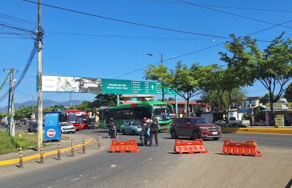 La avenida Urbina se encuentra cerrada desde el redondel de La Producción. Personal de la Policía Nacional y agentes de Portovial, realizan el control.