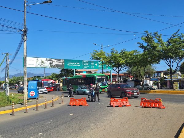 La avenida Urbina se encuentra cerrada desde el redondel de La Producción. Personal de la Policía Nacional y agentes de Portovial, realizan el control.