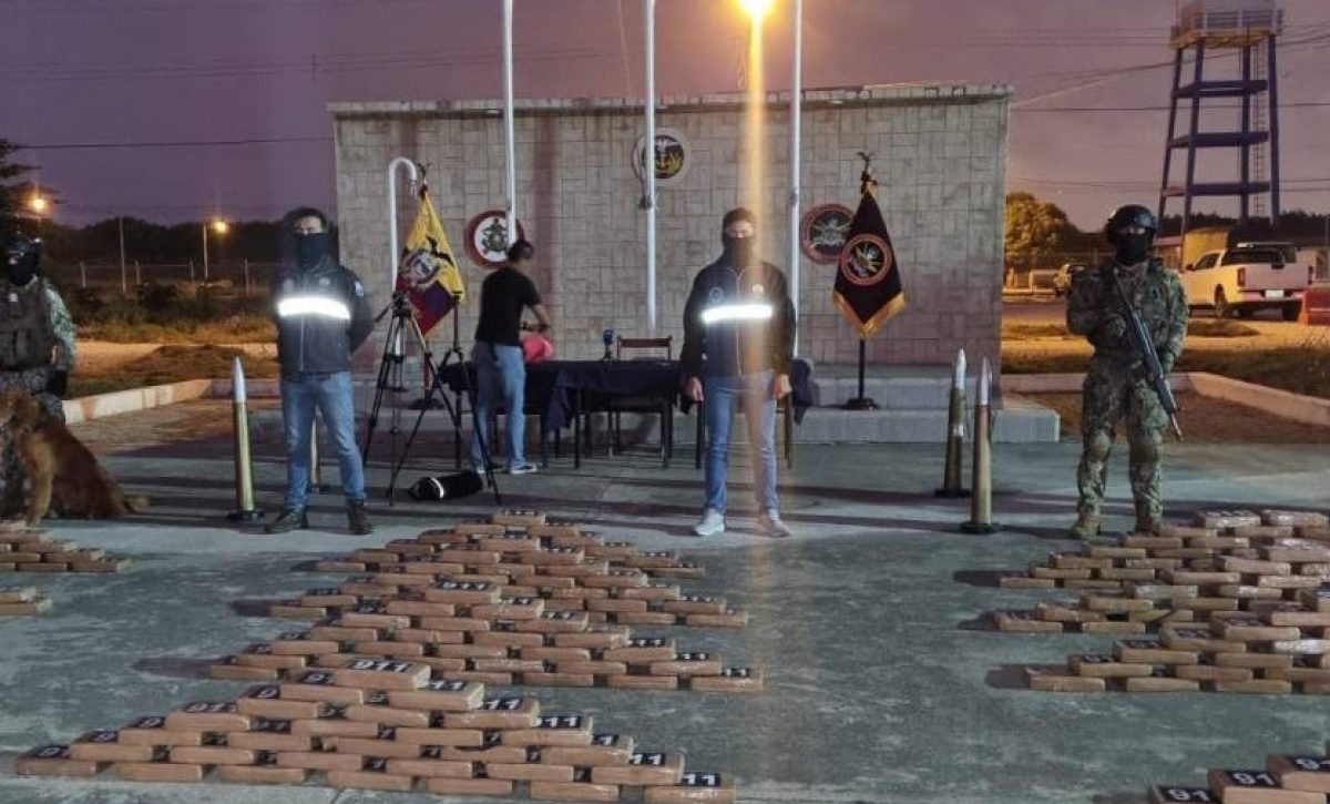 cuatro-hombres-a-quienes-la-policia-los-califico-como-miembros-del-grupo-delictivo-los-lobos-cayeron-en-machala-provincia-de-el-oro
