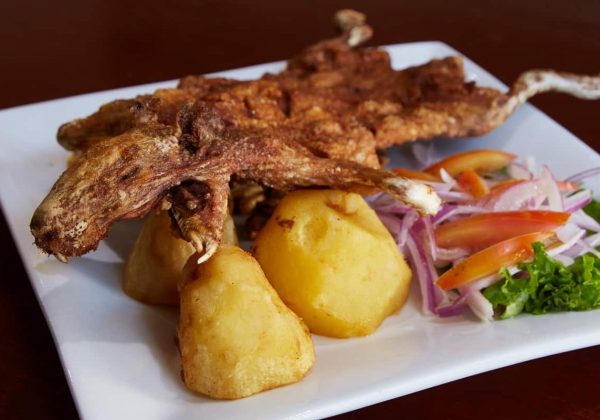 El cuy asado es un plato tradicional en la Sierra ecuatoriana.