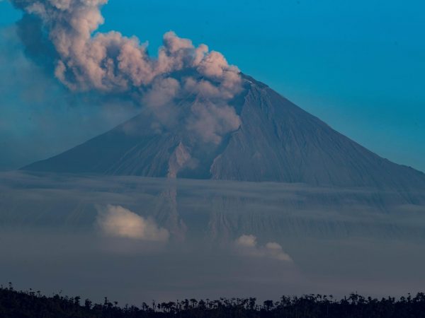 Los volcanes Cotopaxi, Sangay y Reventador lanzan ceniza en Ecuador