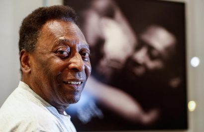Neymar recoge trofeo para Pelé como el 'Jugador de la historia'