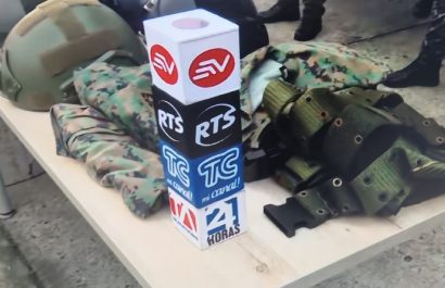 desde-cubos-con-logos-de-medios-de-comunicacion-hasta-uniformes-policiales-y-militares-se-han-hallado-tras-una-serie-de-allanamientos