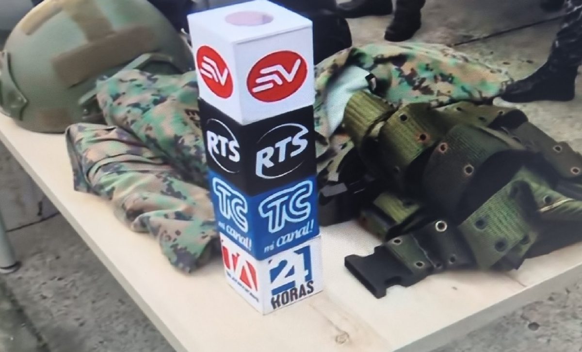 desde-cubos-con-logos-de-medios-de-comunicacion-hasta-uniformes-policiales-y-militares-se-han-hallado-tras-una-serie-de-allanamientos