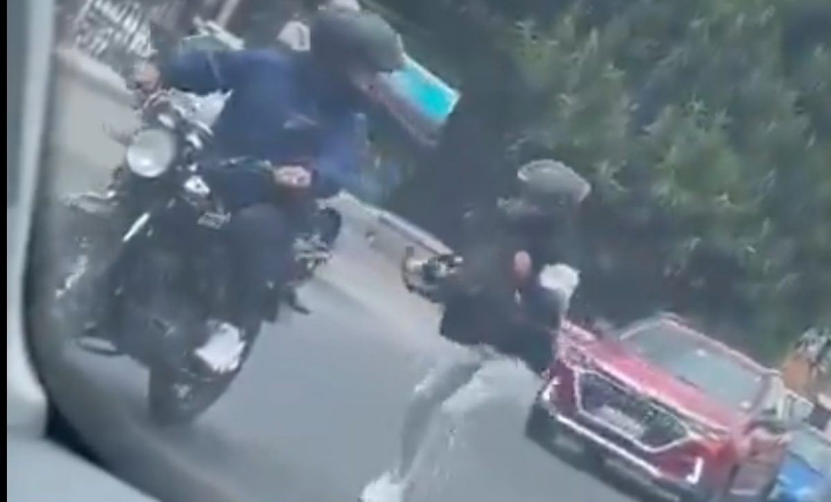 desde-un-celular-se-grabo-el-momento-en-que-dos-delincuentes-cometieron-un-asalto-en-el-valle-de-los-chillos-en-quito