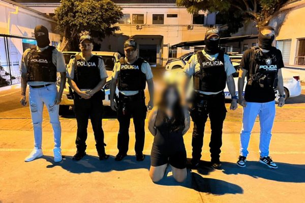 Una mujer detenida es acusada de pertenecer a una banda de extorsionadores.