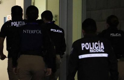dos-mujeres-el-conductor-de-un-auto-blindado-y-tambien-tres-agentes-aduaneros-resultaron-detenidos-en-el-aeropuerto-de-quito