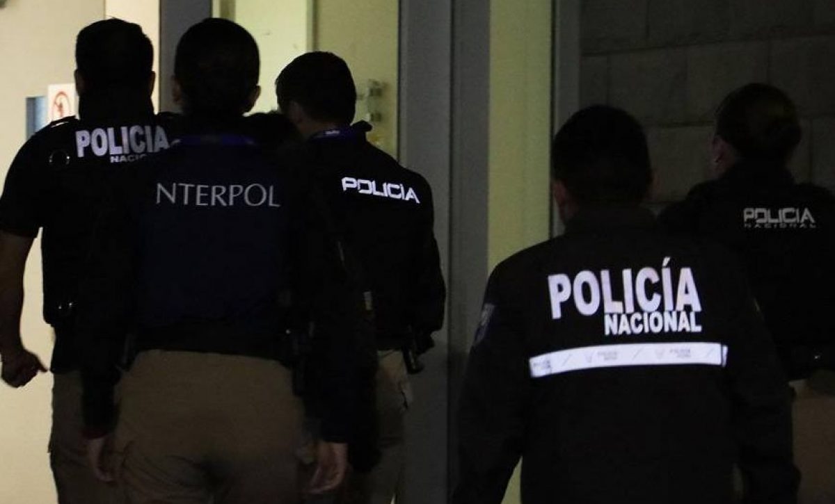 dos-mujeres-el-conductor-de-un-auto-blindado-y-tambien-tres-agentes-aduaneros-resultaron-detenidos-en-el-aeropuerto-de-quito