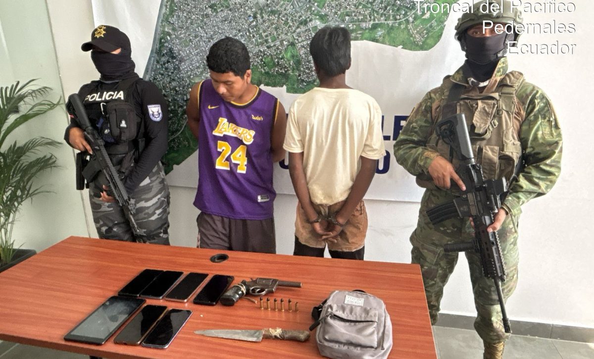 dos-sospechosos-de-asaltar-un-bus-de-pasajeros-se-encuentran-a-disposicion-de-las-autoridades-de-justicia-en-el-norte-de-manabi