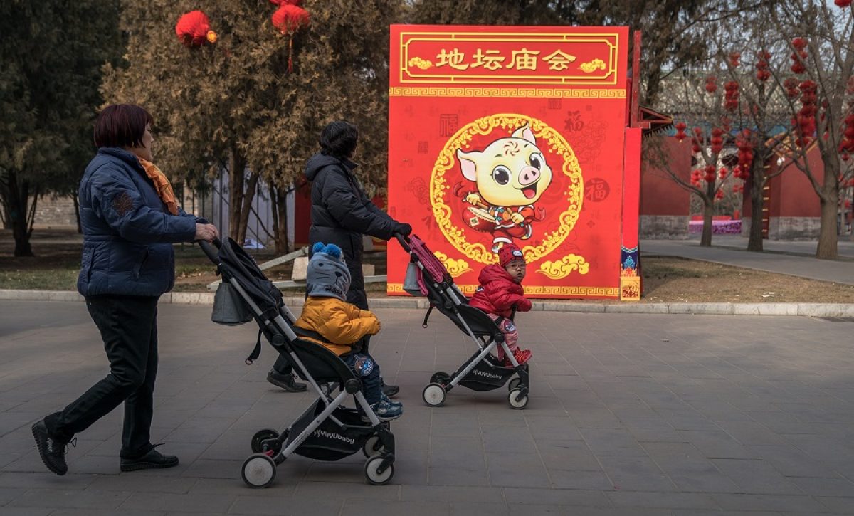 China permite un tercer hijo para abordar su crisis demográfica