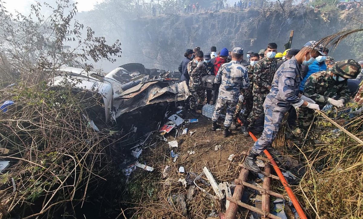 Hallan 68 cadáveres tras el accidente aéreo con 72 pasajeros a bordo en Nepal