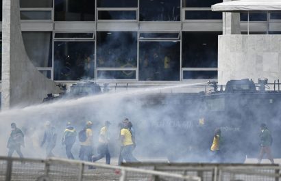 Policías antidisturbios entran al palacio presidencial de Brasil