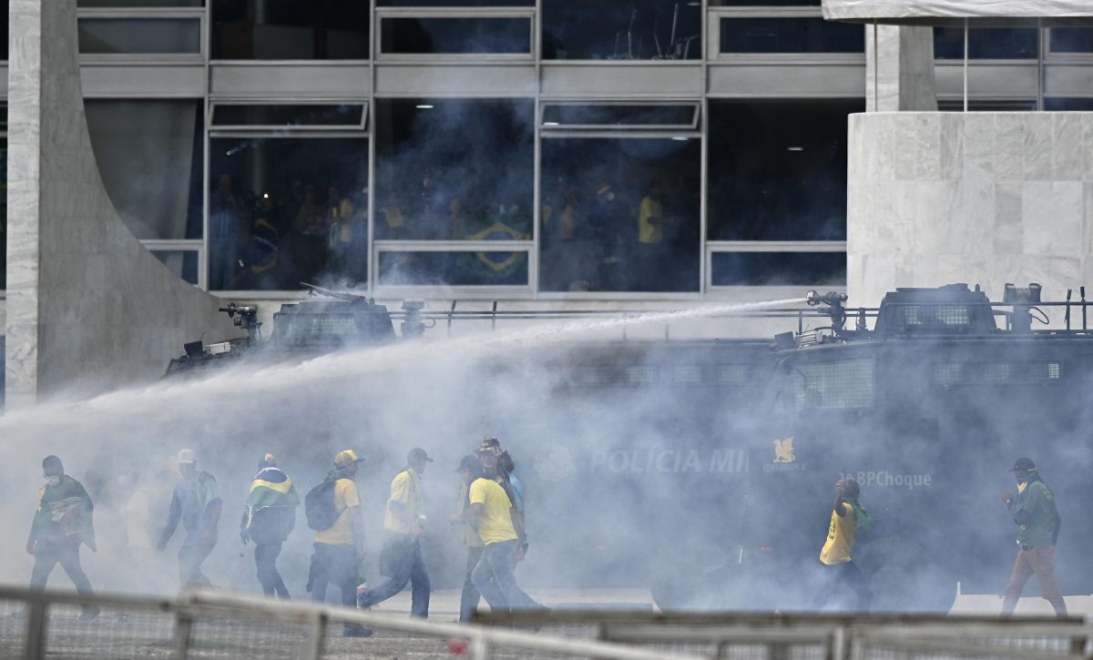 Policías antidisturbios entran al palacio presidencial de Brasil