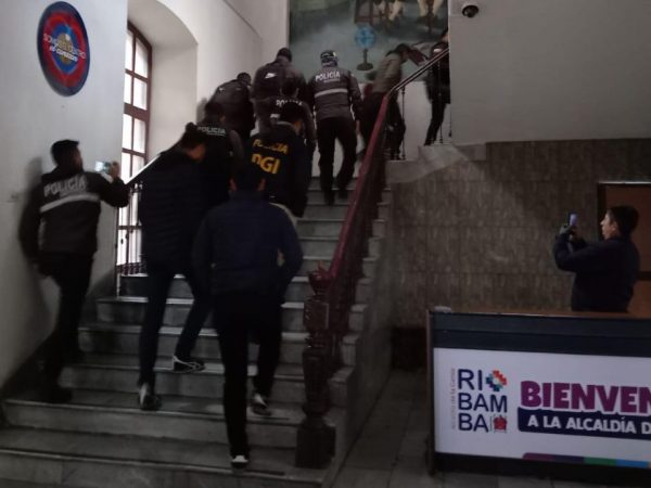 ecuador-la-fiscalia-incursiono-en-el-municipio-de-riobamba