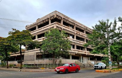El edificio destaca por su diseño brutalista y técnico para mantener fresco su interior.
