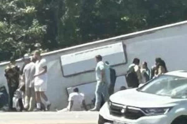 Tragedia en autopista de Nueva York Autobús turístico vuelca y deja cinco fallecidos
