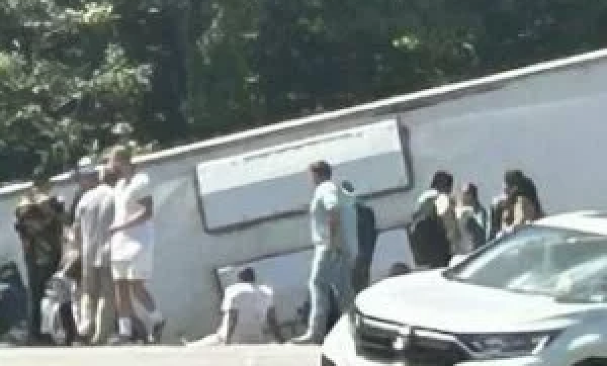 Tragedia en autopista de Nueva York Autobús turístico vuelca y deja cinco fallecidos