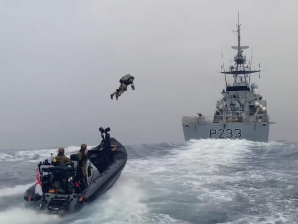 ejercito-britanico-practica-trajes-voladores-asaltar-barcos-piratas-2324585