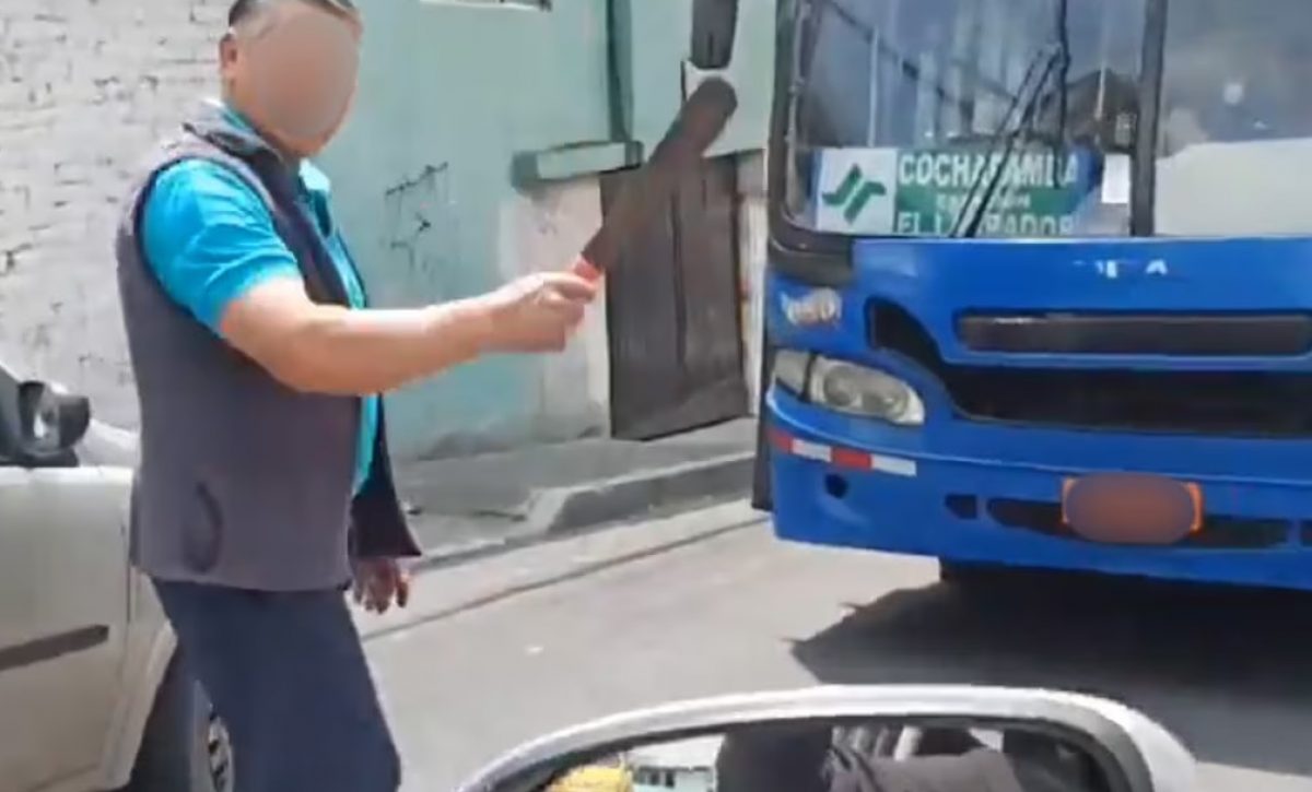 el-chofer-de-un-bus-urbano-de-la-ciudad-de-quito-se-ha-vuelto-viral-en-redes-sociales-tras-la-difusion-de-un-video