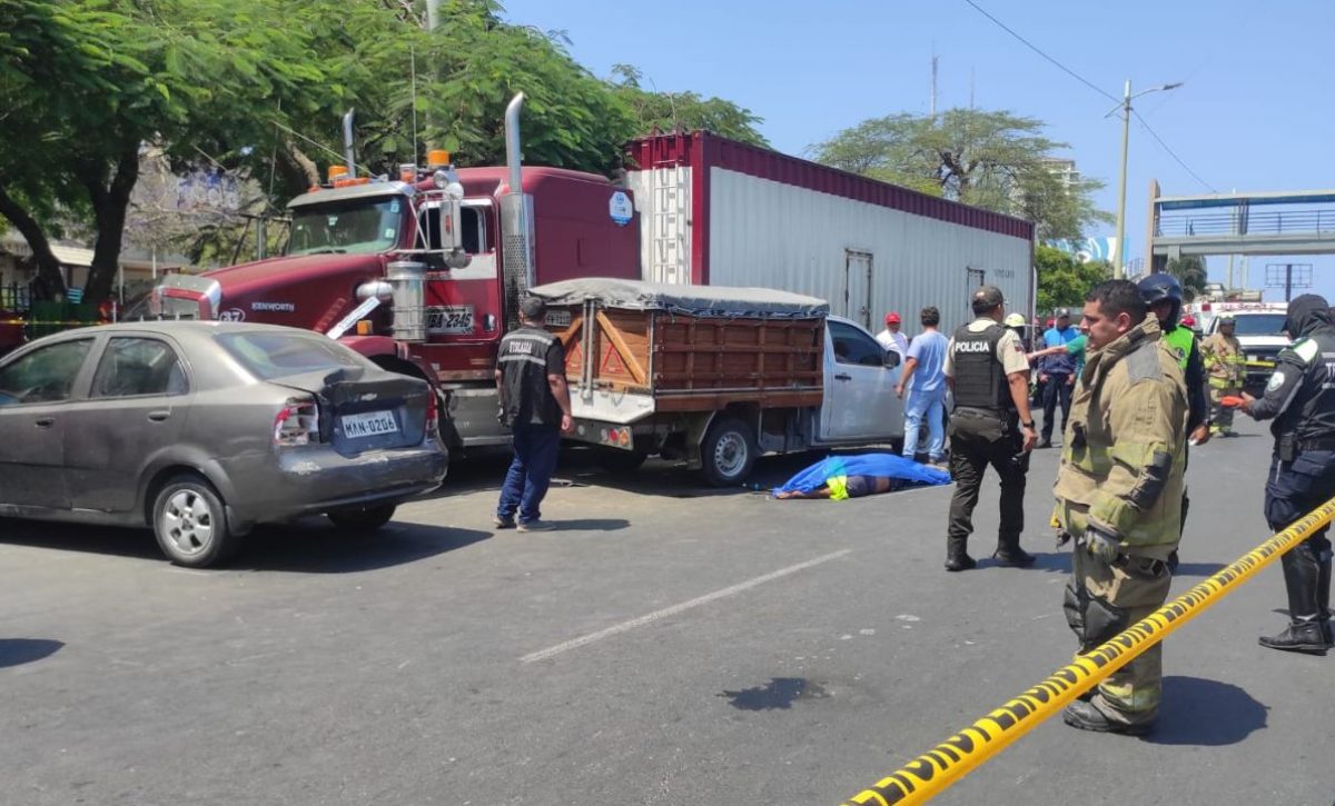 el-conductor-de-un-trailer-muere-tras-choque-multiple-en-manta