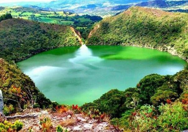 En el corazón de Colombia se encuentra la Laguna de Guatavita. Lugar donde nace la leyenda de El Dorado y donde se han tejido mitos y leyendas en torno a sus tesoros ocultos.