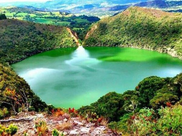 En el corazón de Colombia se encuentra la Laguna de Guatavita. Lugar donde nace la leyenda de El Dorado y donde se han tejido mitos y leyendas en torno a sus tesoros ocultos.