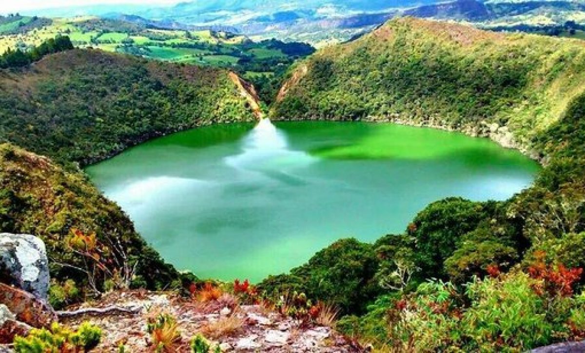 En el corazón de Colombia se encuentra la Laguna de Guatavita. Lugar donde nace la leyenda de El Dorado y donde se han tejido mitos y leyendas en torno a sus tesoros ocultos.