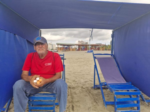 El “Gato” el sábado anterior no vendió ningún bronceador porque el día estuvo frío en la playa El Murciélago.