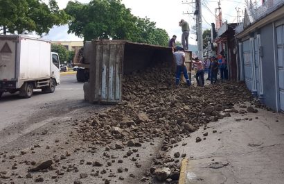 el-volcamiento-de-una-volqueta-se-registro-frente-a-la-universidad-san-gregorio-en-portoviejo-este-miercoles-12-de-marzo-del-2025