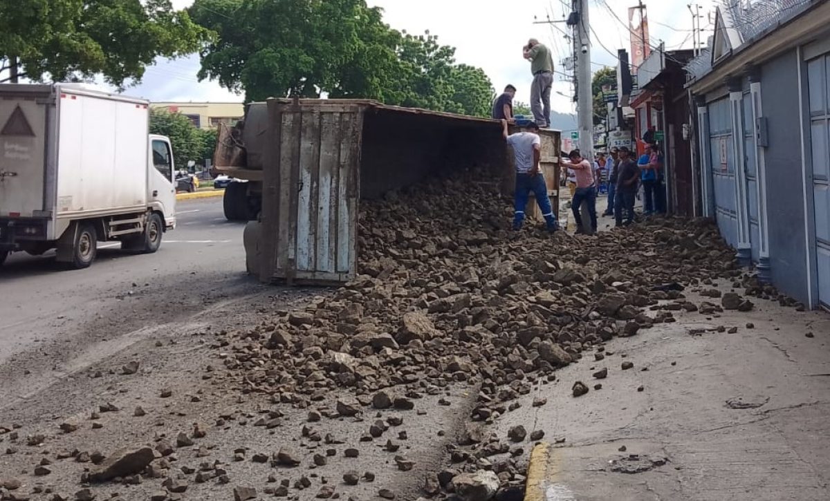 el-volcamiento-de-una-volqueta-se-registro-frente-a-la-universidad-san-gregorio-en-portoviejo-este-miercoles-12-de-marzo-del-2025