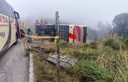 el-vuelco-de-un-bus-perteneciente-a-la-cooperativa-santa-puso-en-alerta-a-las-autoridades-de-la-provincia-de-azuay