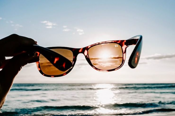 ¿Tus gafas de sol te están dañando los ojos? Esto debes saber antes de usarlas