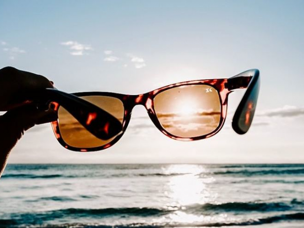¿Tus gafas de sol te están dañando los ojos? Esto debes saber antes de usarlas