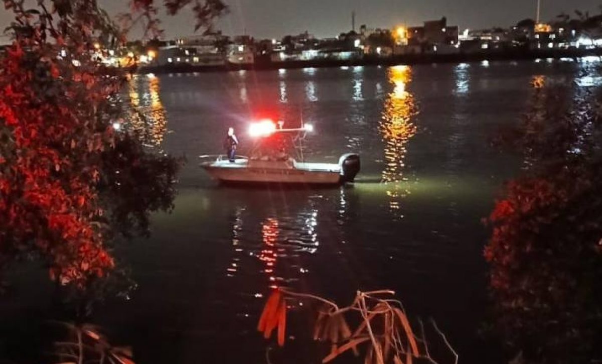 elementos-del-cuerpo-de-bomberos-utilizaron-botes-durante-las-tareas-de-rescate-de-tres-adolescentes-en-el-estero-salado
