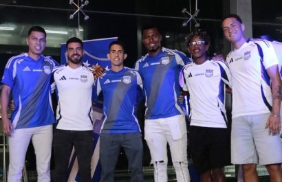 emelec-no-pierde-sus-costumbres-y-la-indumentaria-titular-se-caracteriza-por-sus-combinacion-de-los-colores-azul-y-plomo