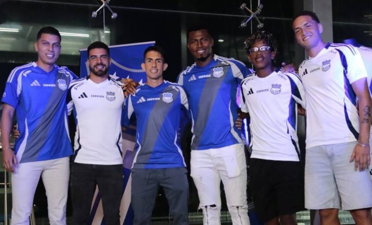 emelec-no-pierde-sus-costumbres-y-la-indumentaria-titular-se-caracteriza-por-sus-combinacion-de-los-colores-azul-y-plomo