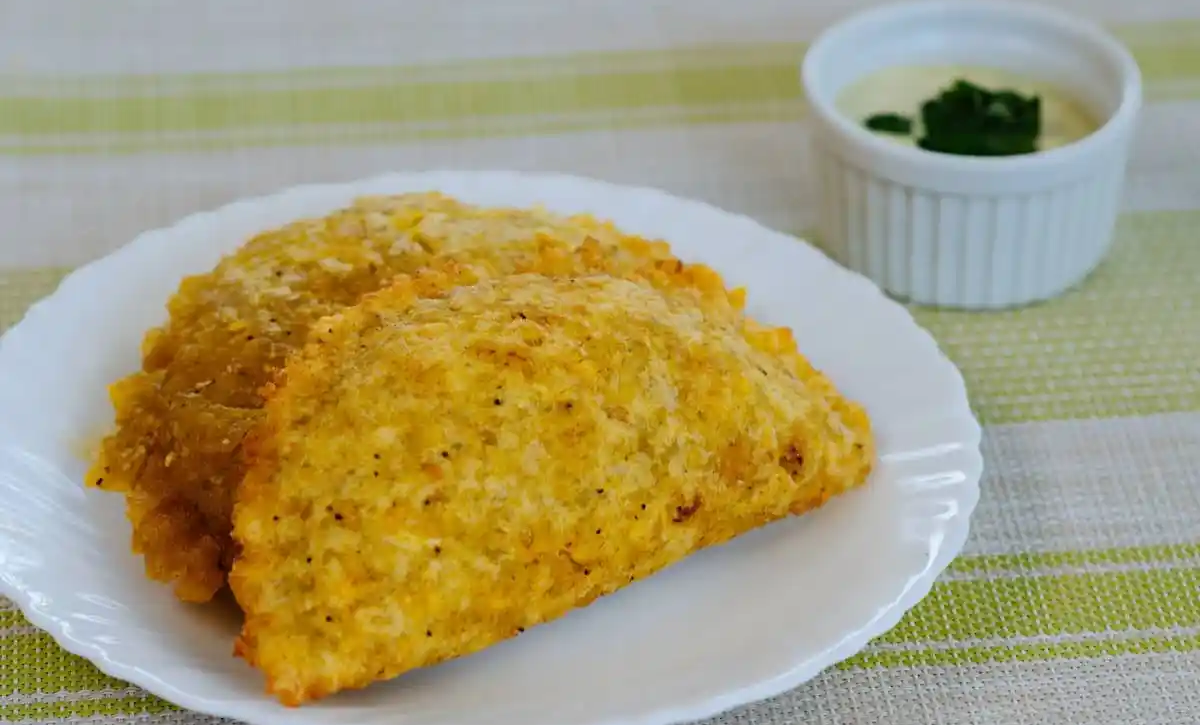 Empanadas de verde con longaniza: preparación detallada de un plato tradicional costeño