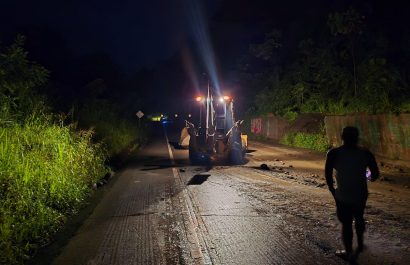 en-el-sitio-las-cumbres-en-la-via-flavio-alfaro-el-carmen-una-roca-grande-cayo-sobre-la-carretera-producto-de-las-ultimas-lluvias