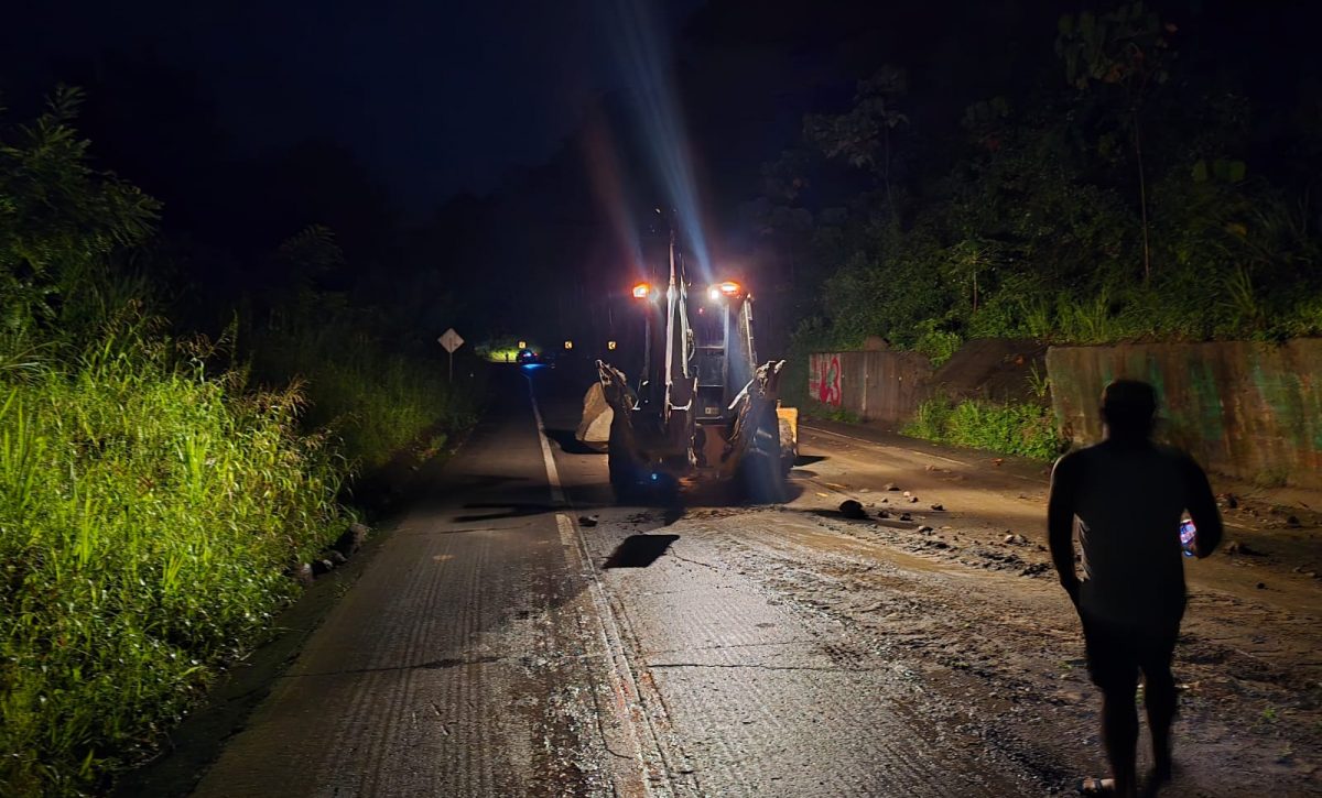 en-el-sitio-las-cumbres-en-la-via-flavio-alfaro-el-carmen-una-roca-grande-cayo-sobre-la-carretera-producto-de-las-ultimas-lluvias