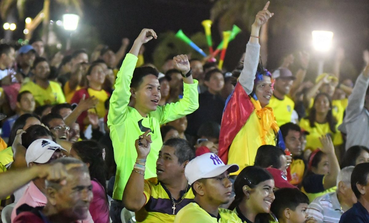 FBL-HINCHAS-REACCION-ARGENTINA-ECUADOR