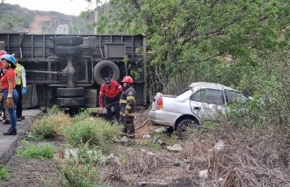 en-la-via-manta-rocafuerte-en-la-provincia-de-manabi-se-impactaron-un-auto-una-camioneta-doble-cabina-y-un-camion