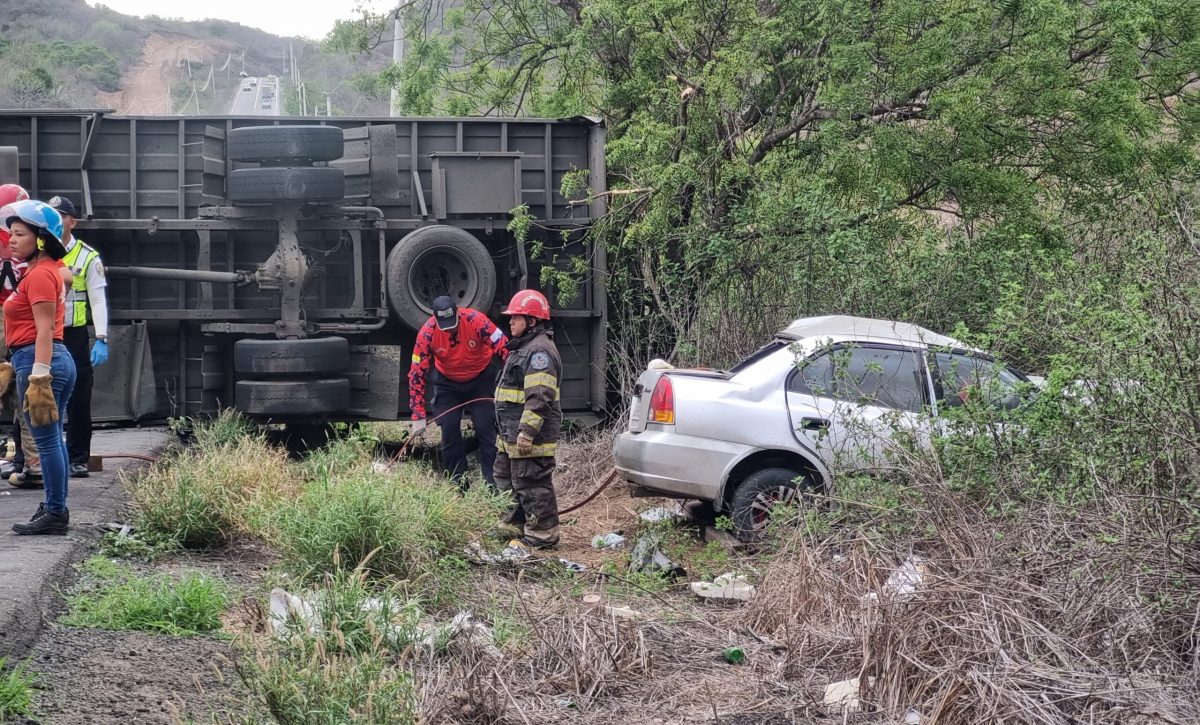 en-la-via-manta-rocafuerte-en-la-provincia-de-manabi-se-impactaron-un-auto-una-camioneta-doble-cabina-y-un-camion