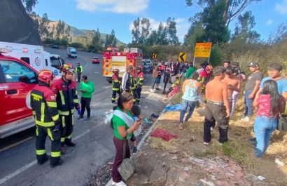 en-la-via-pifo-papallacta-se-registro-un-accidente-de-transito-que-hasta-el-momento-ha-dejado-ocho-personas-fallecidas